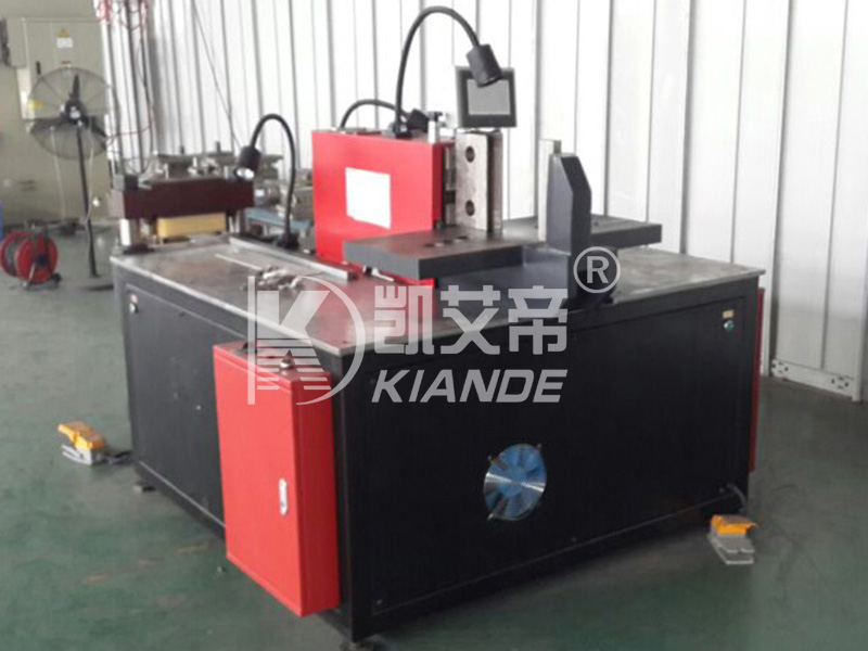 母線(xiàn)加工機沖孔模具-蘇州凱艾帝電氣有限公司